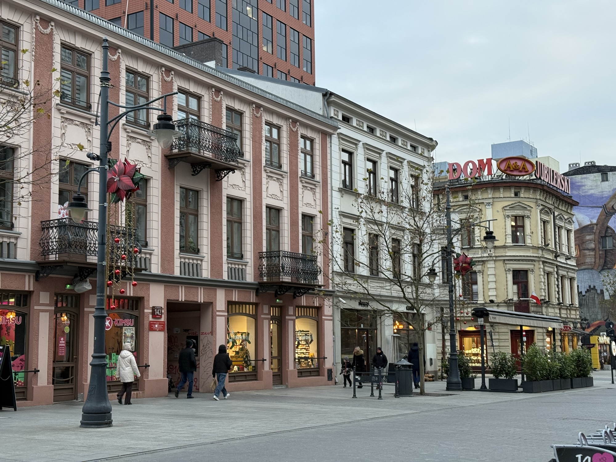 Day 2 – From Poznań to Warsaw: Christmas Lights, Creative Streets & History in Motion 🇵🇱