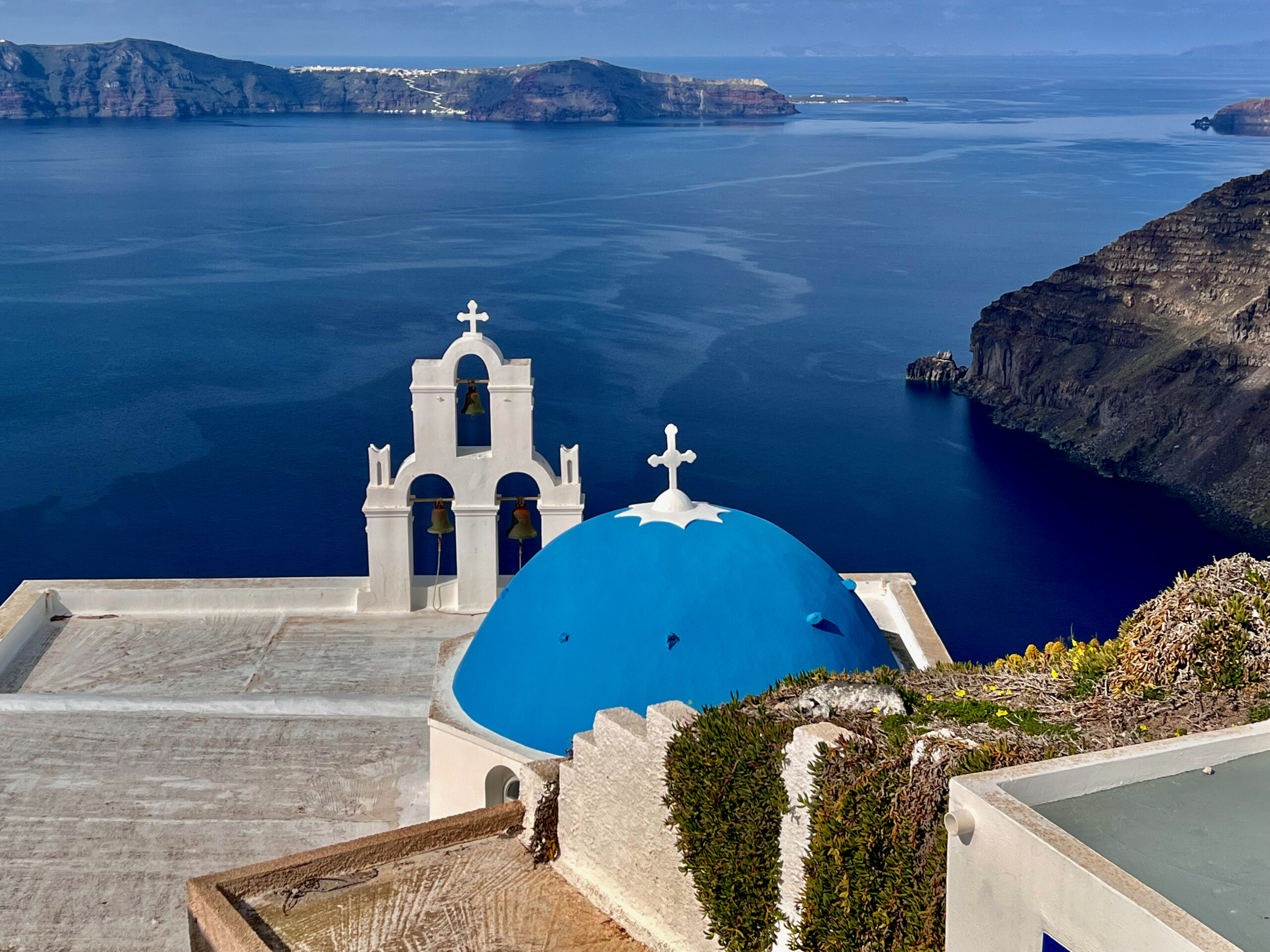 First Impressions of Santorini: Cave Living in Oia 🇬🇷